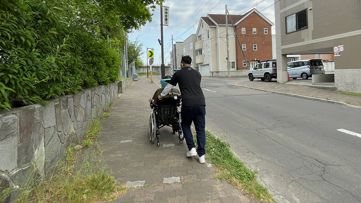 散策に同行するヘルパーSさん